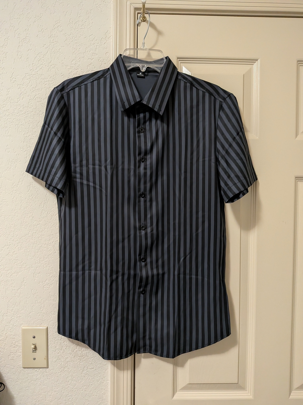 Hot Topic Men’s Short-Sleeve Button-Down Shirt - Black & Slate Grey Stripes Top